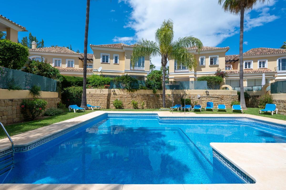 Villa Semi Detached in Elviria