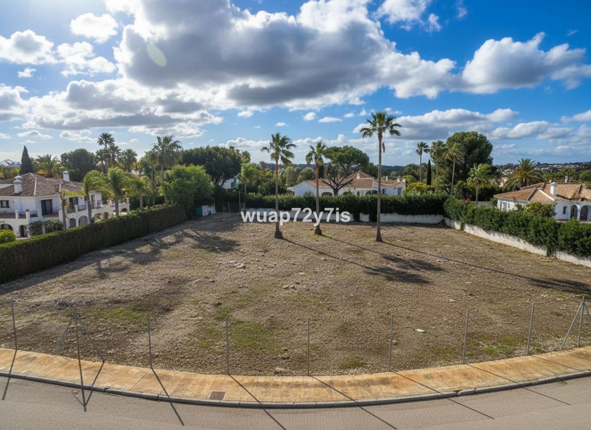 Plot Land in Guadalmina Baja