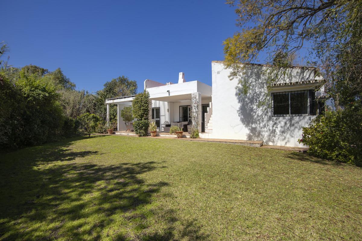 Villa Detached in Guadalmina Baja