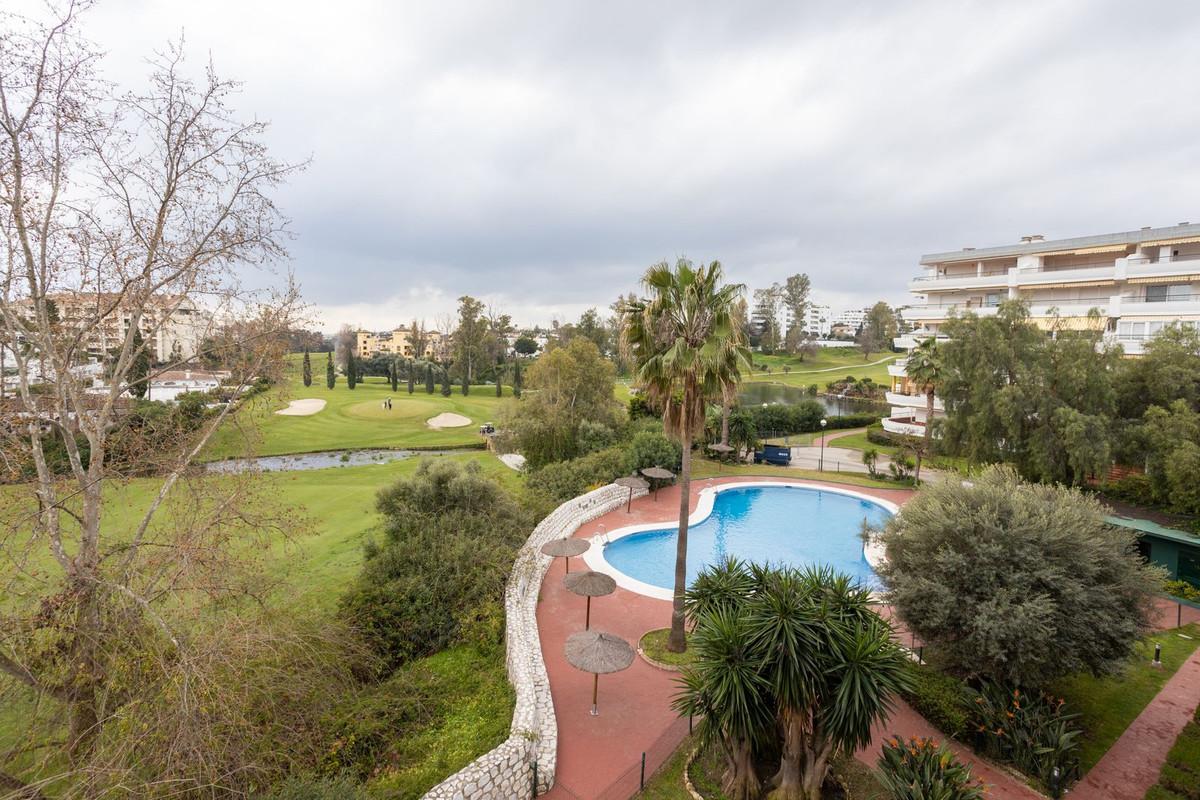 Apartment Middle Floor in Guadalmina Alta