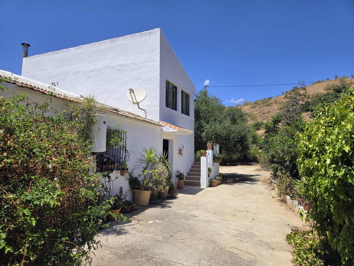 Villa Semi Detached in Almog&iacute;a