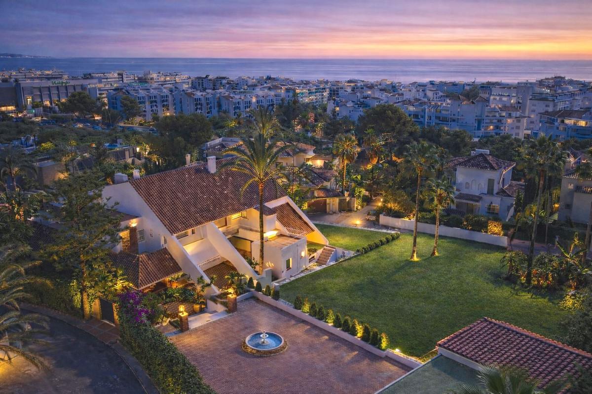 Villa Detached in Puerto Ban&uacute;s