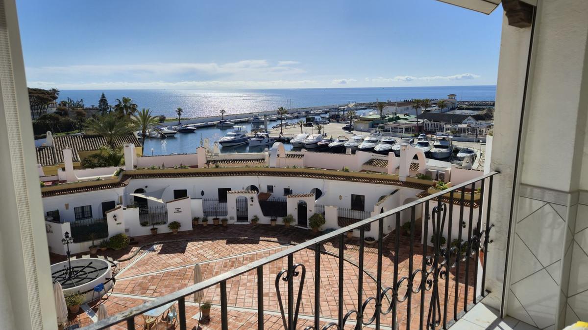 Apartment Penthouse in Puerto de Cabopino