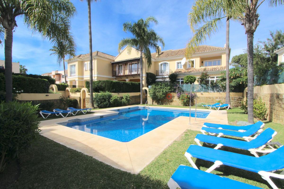 Villa Semi Detached in Elviria