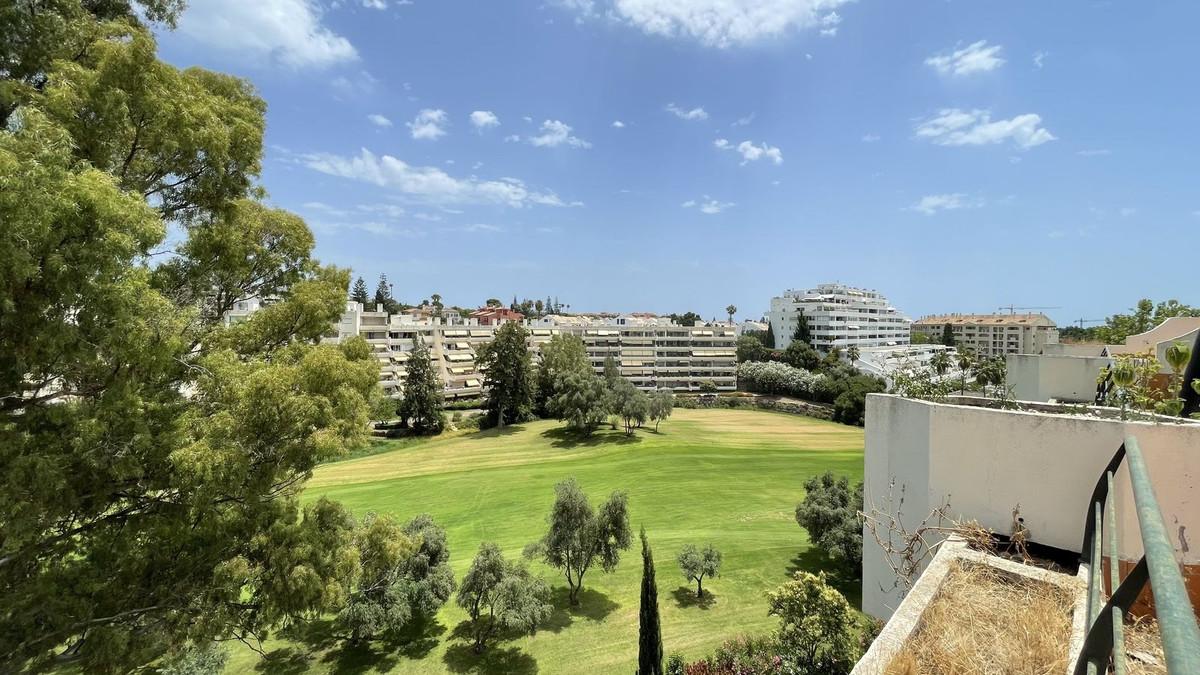 Apartment Penthouse in Guadalmina Alta