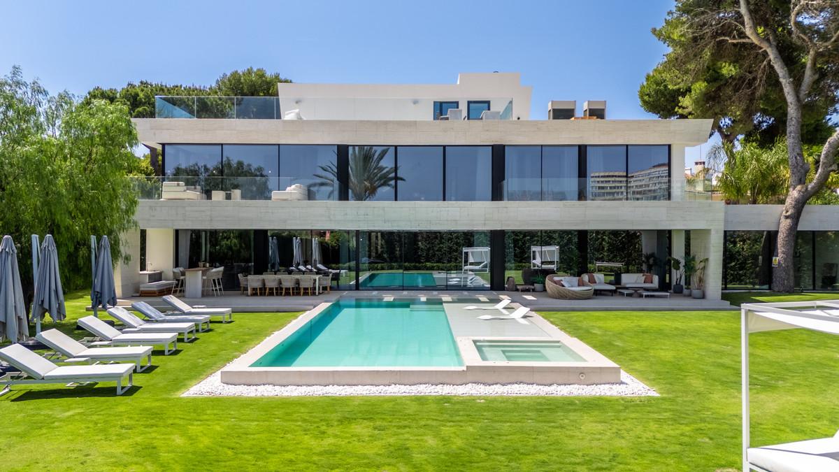 Villa Detached in Los Monteros