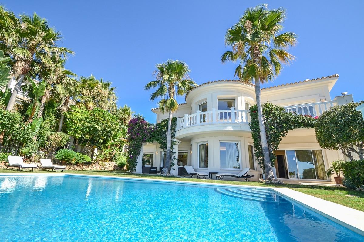 Villa Detached in Altos de los Monteros