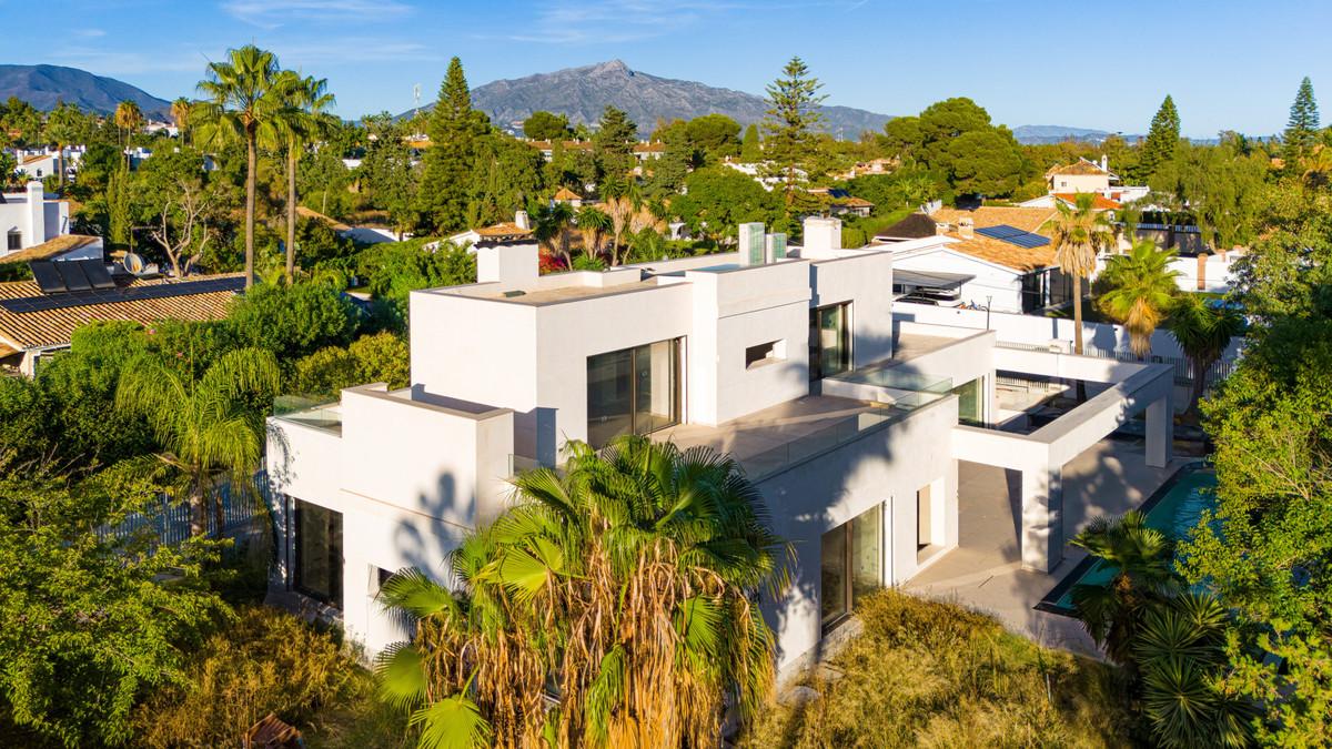 Villa Detached in Guadalmina Baja
