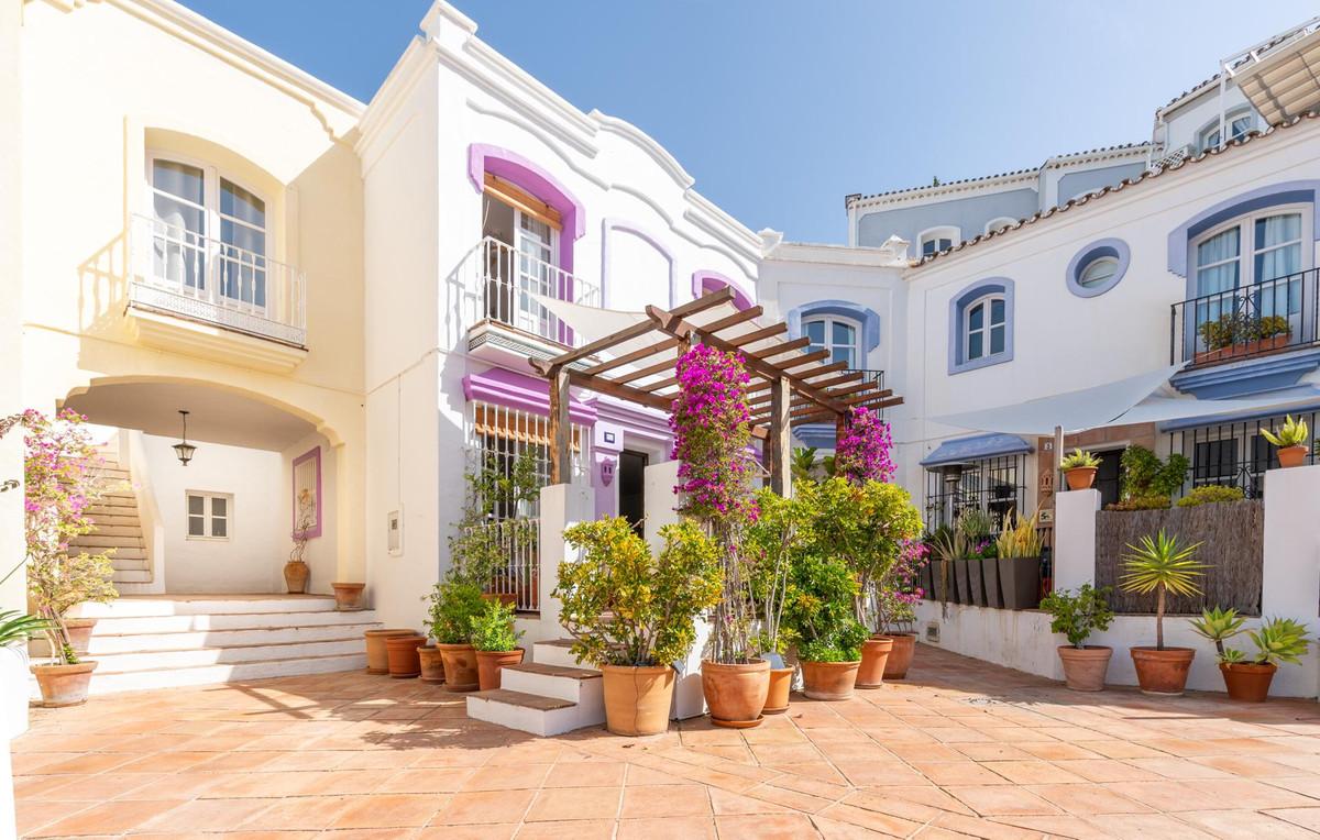 Townhouse Terraced in Benahav&iacute;s