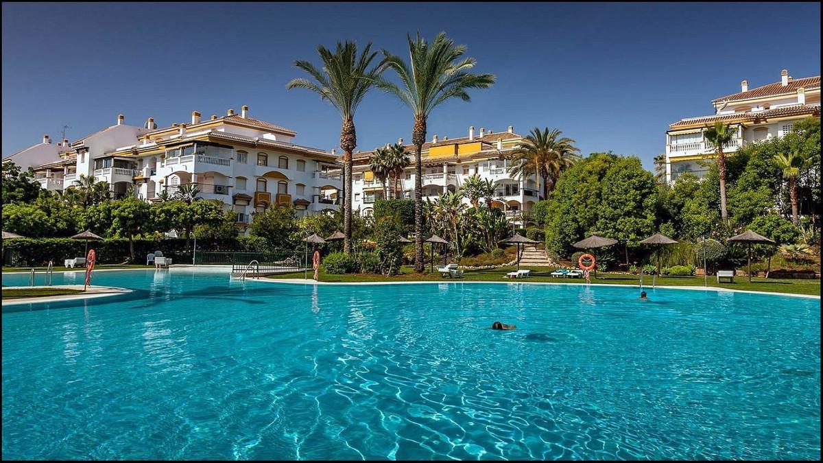 Apartment Middle Floor in Nueva Andaluc&iacute;a