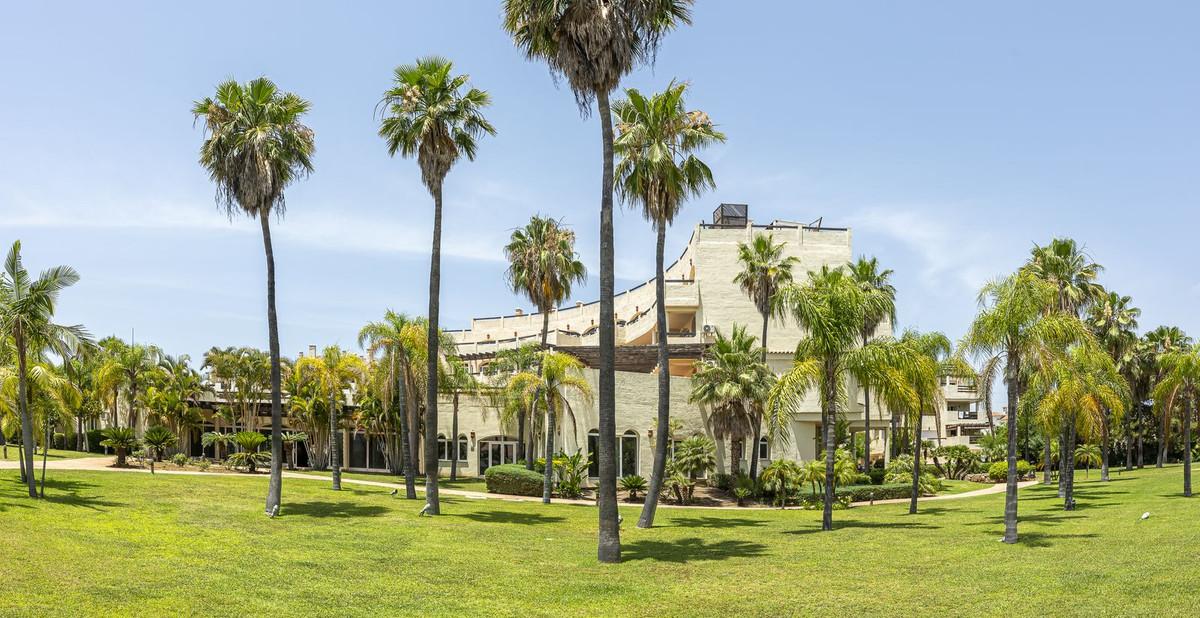Commercial Building in El Paraiso