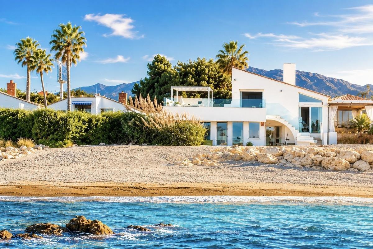 Villa Semi Detached in Estepona