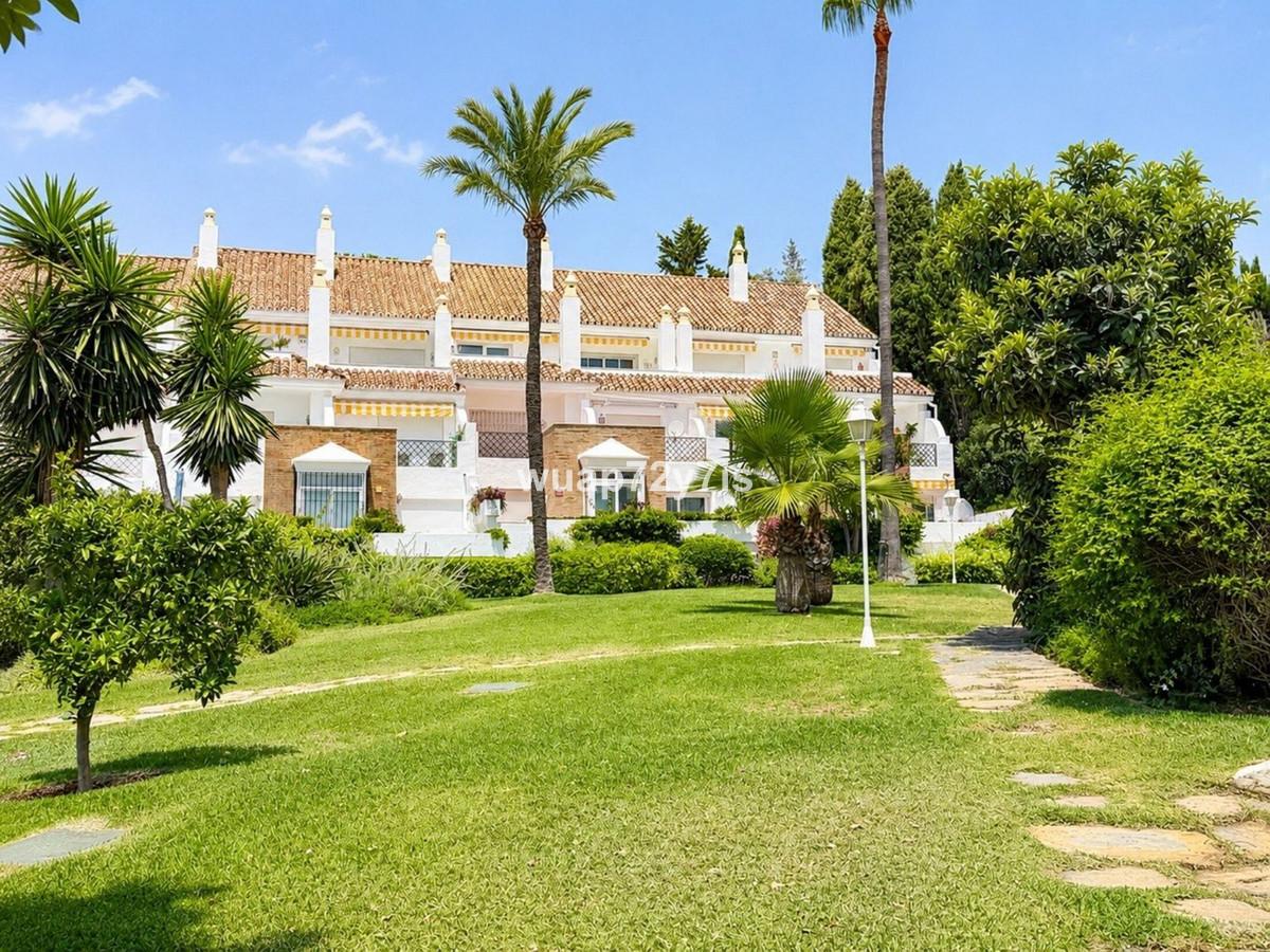 Townhouse Terraced in El Paraiso