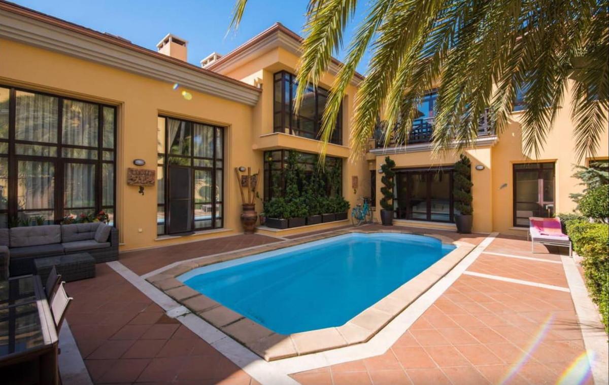 Villa Detached in Puerto Ban&uacute;s