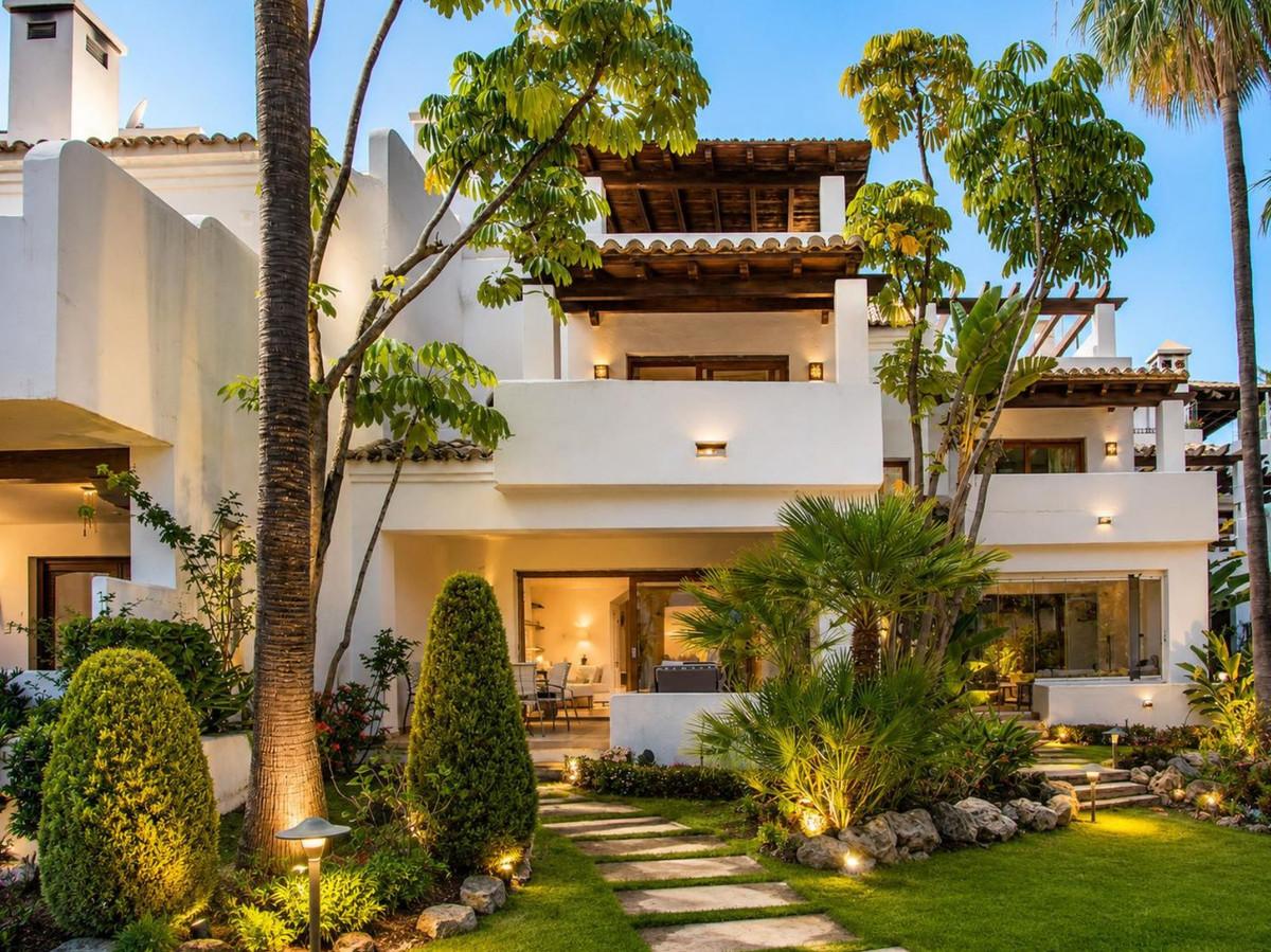 Townhouse Terraced in El Paraiso