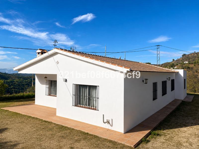Villa Detached in Montes de M&aacute;laga