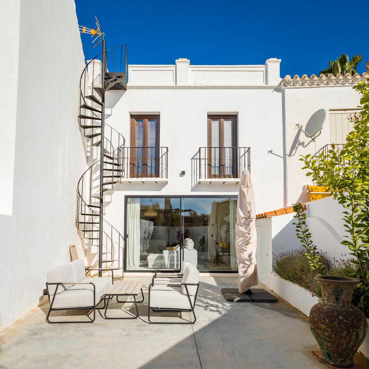 Townhouse Terraced in Nueva Andaluc&iacute;a