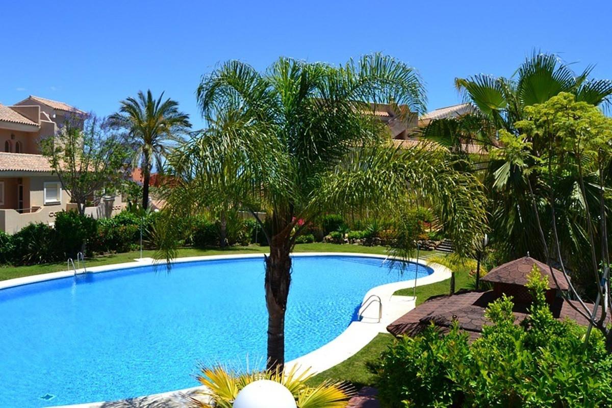 Villa Semi Detached in La Duquesa